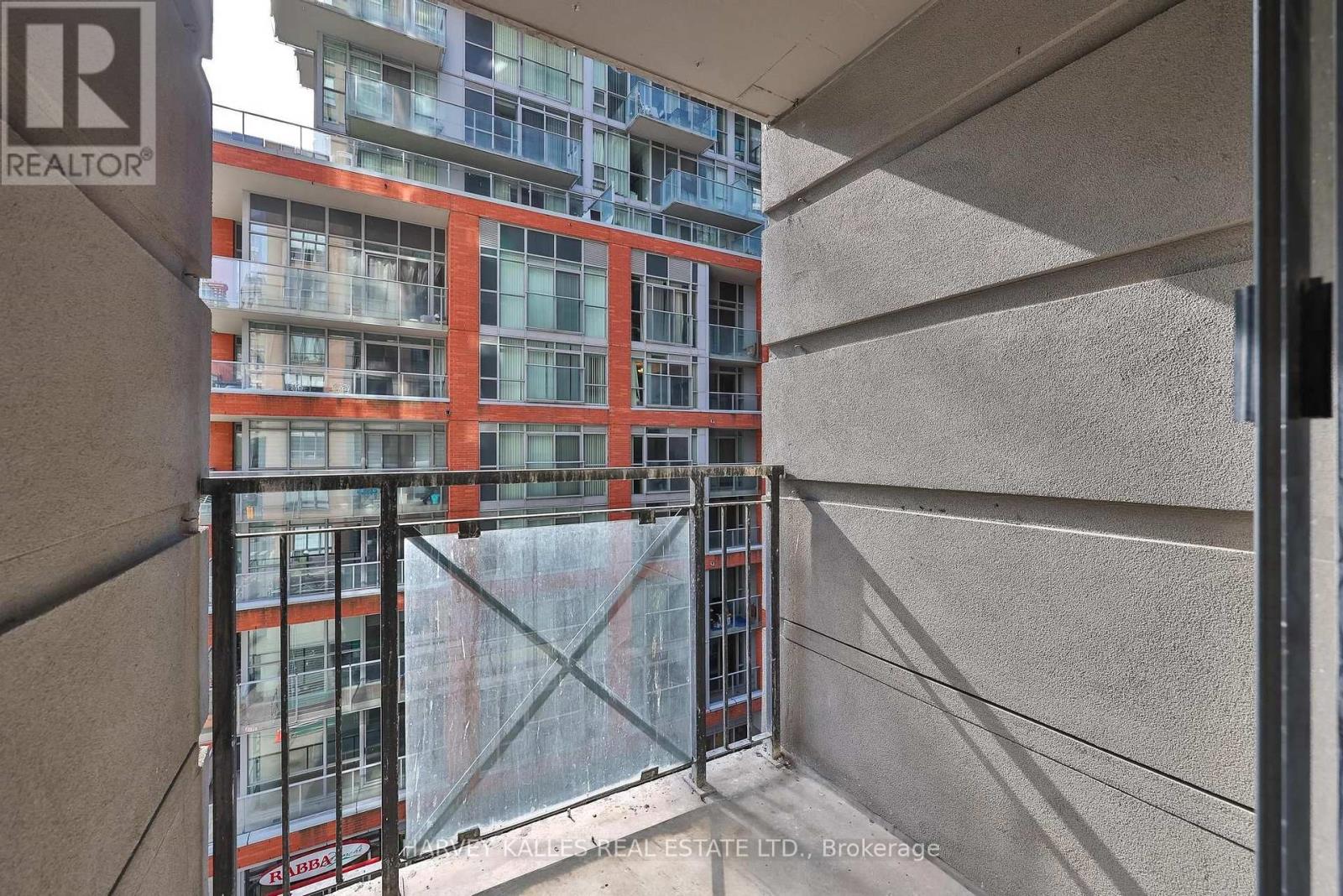 #515 140 SIMCOE STREET - 34