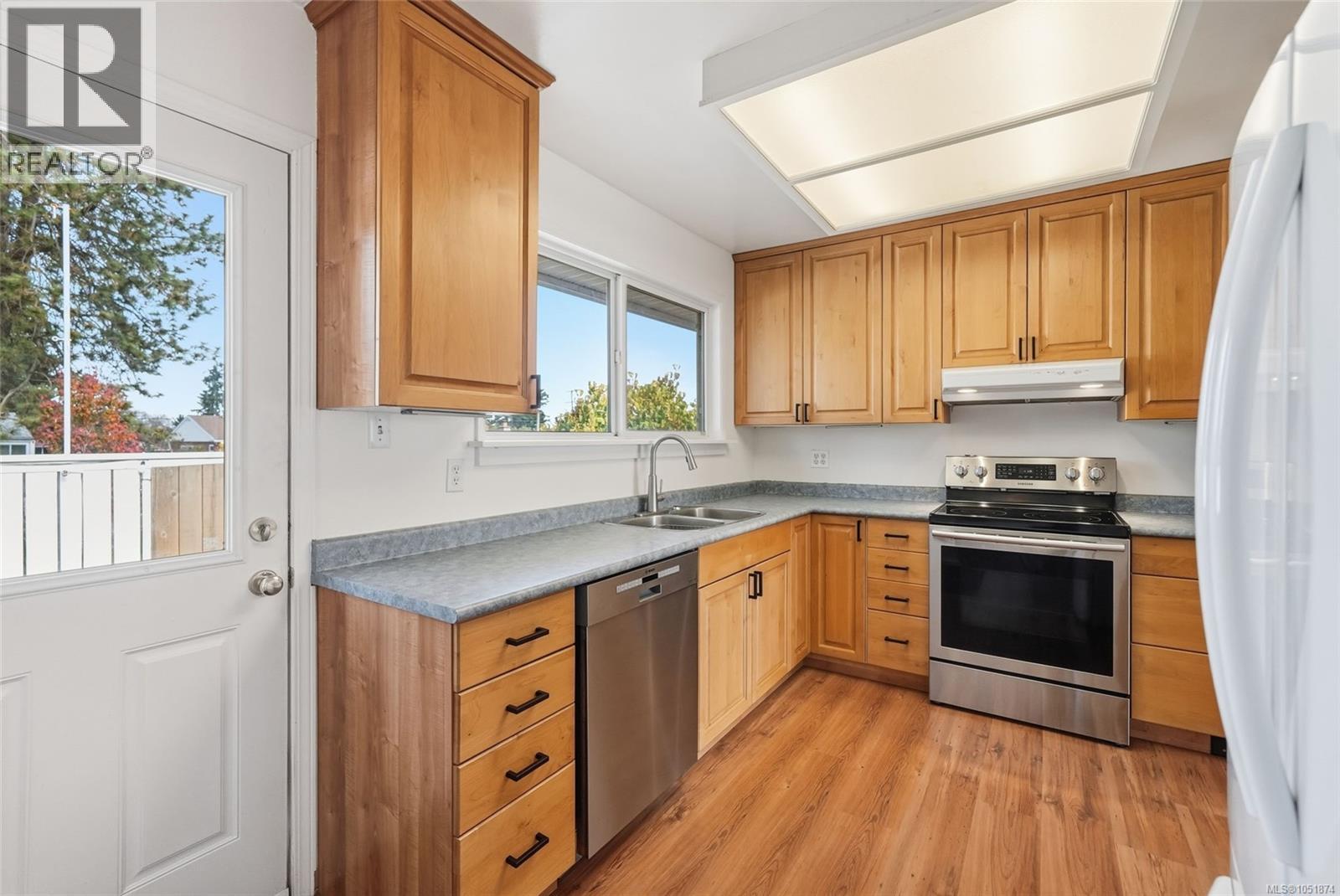 1088 Nelson St - 11
