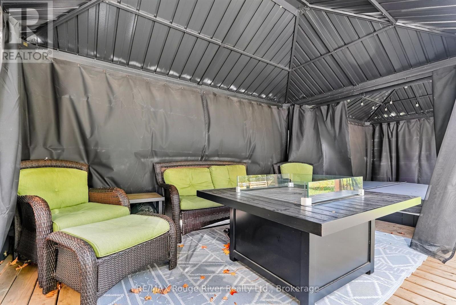 21 FOX LANE - 31