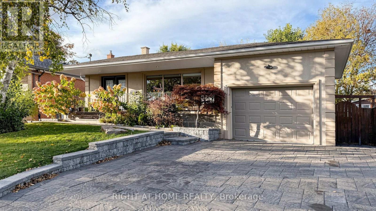 24 Stonedene Boulevard, Toronto, ON photo 3