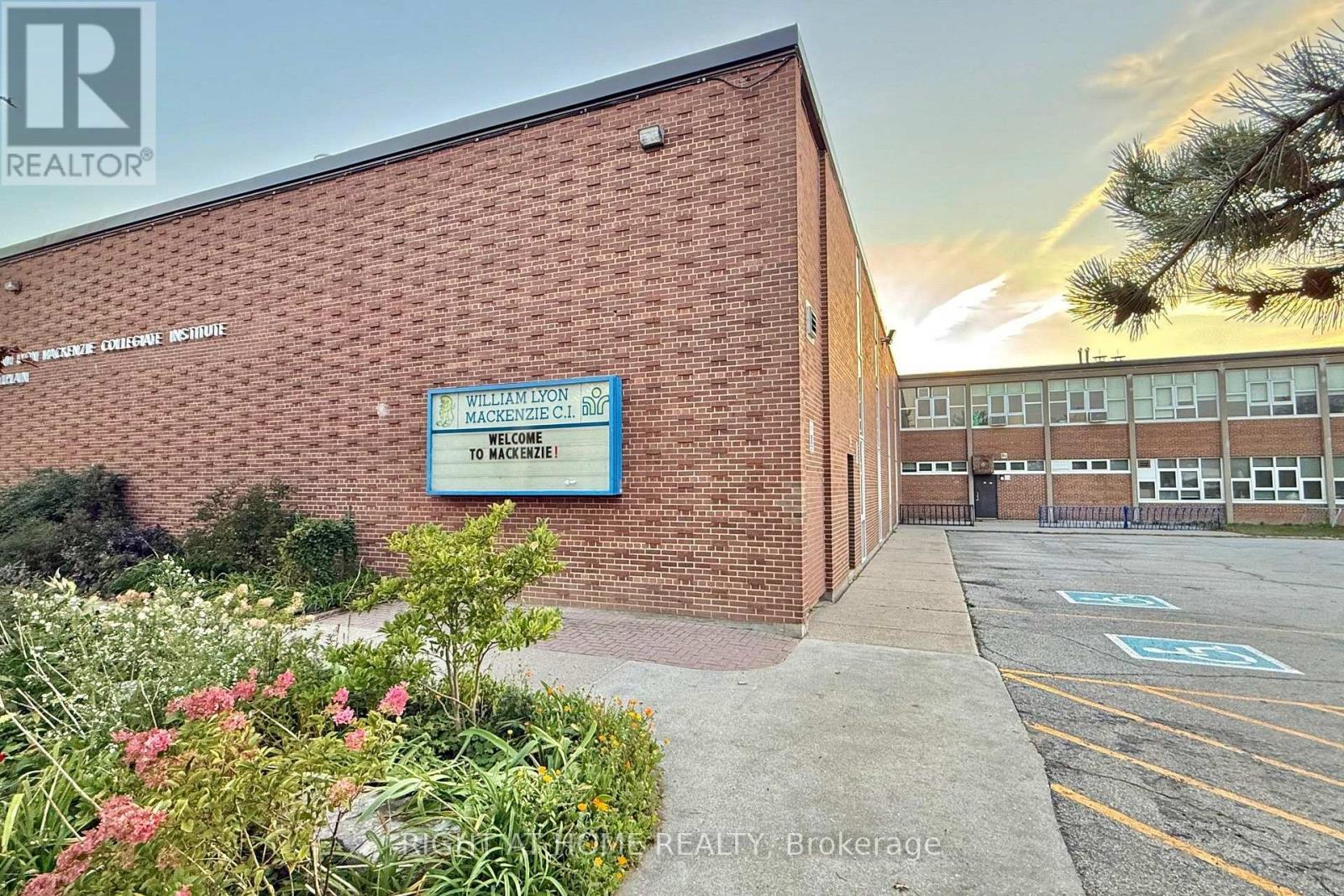 202 Waterloo Avenue, Toronto, ON photo 48
