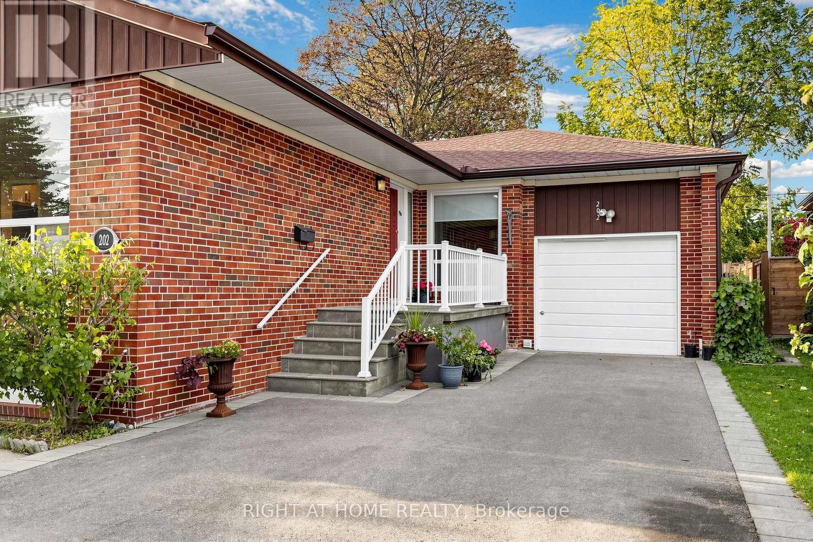 202 Waterloo Avenue, Toronto, ON photo 8
