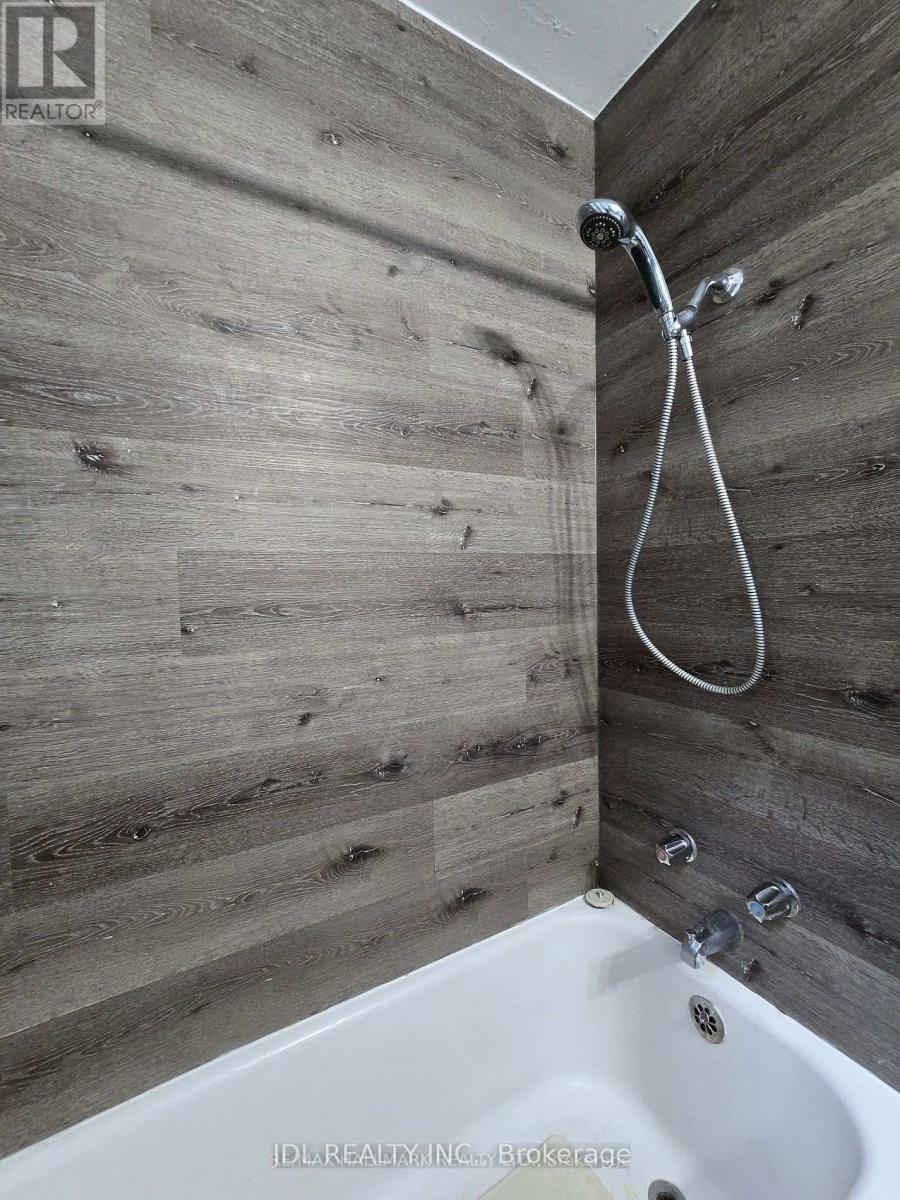 555 Wellington Street West — photo 14