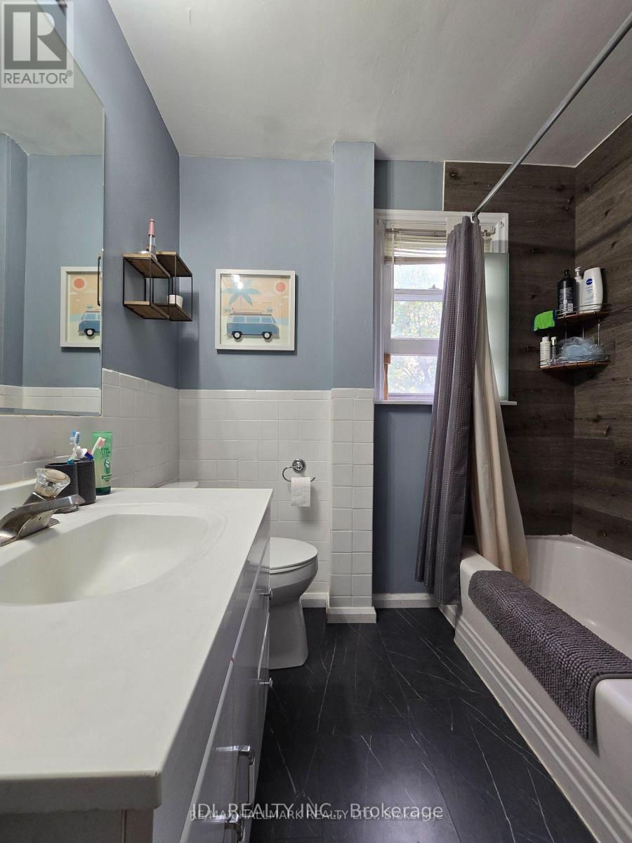 555 Wellington Street West — photo 16