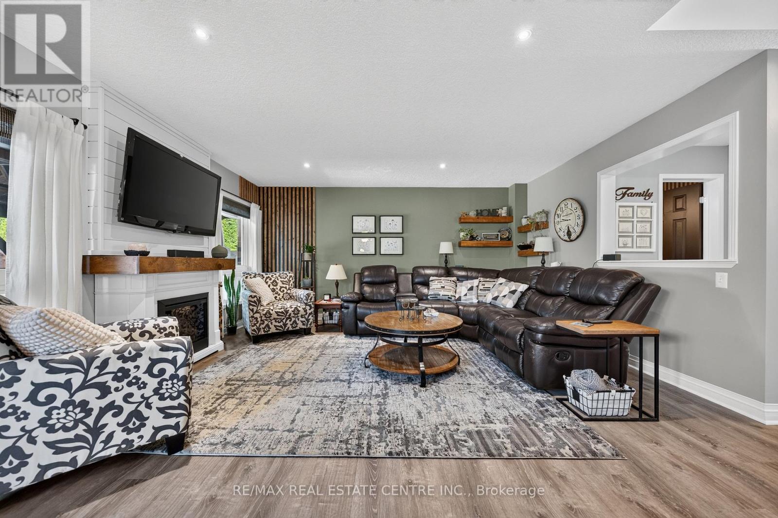 6 MATHEWS COURT - 17
