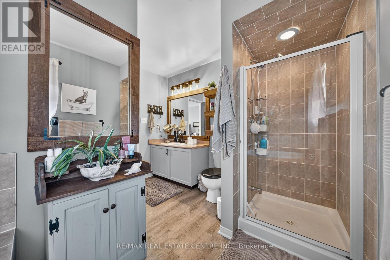 6 MATHEWS COURT - 32