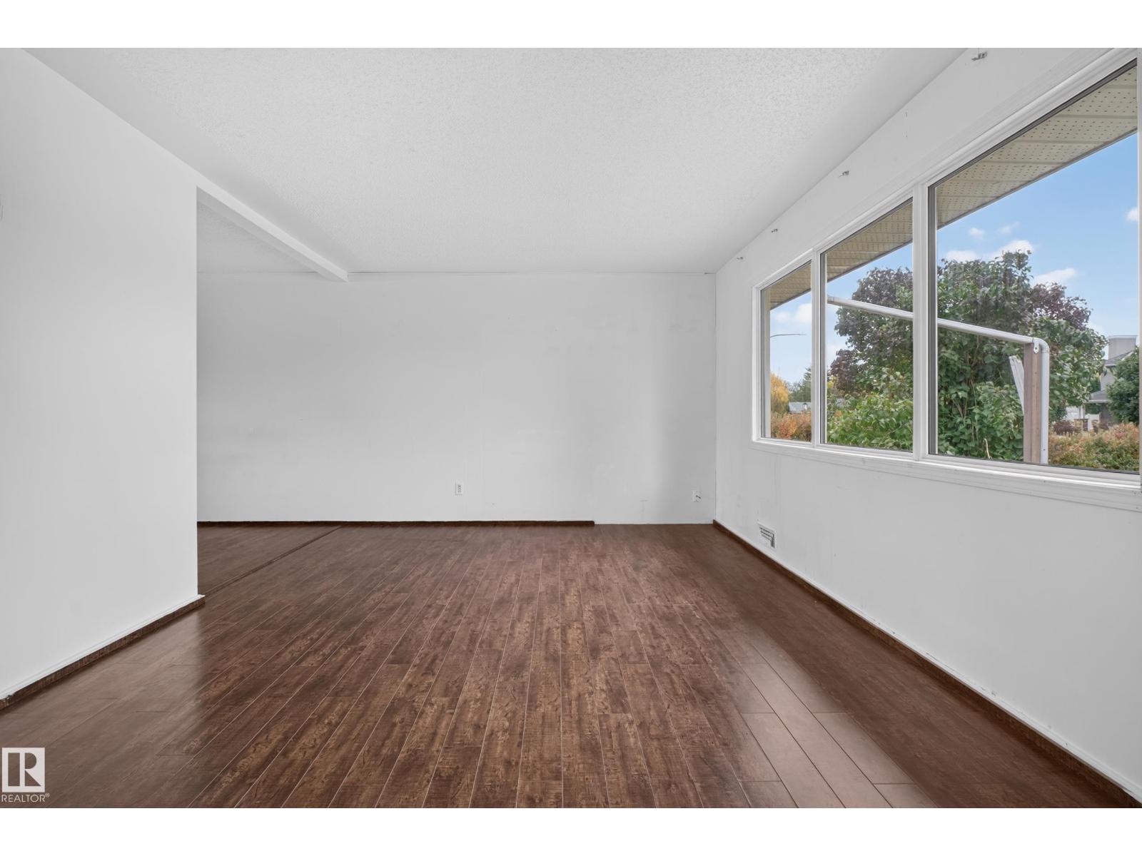 5504 105 AV NW - 16