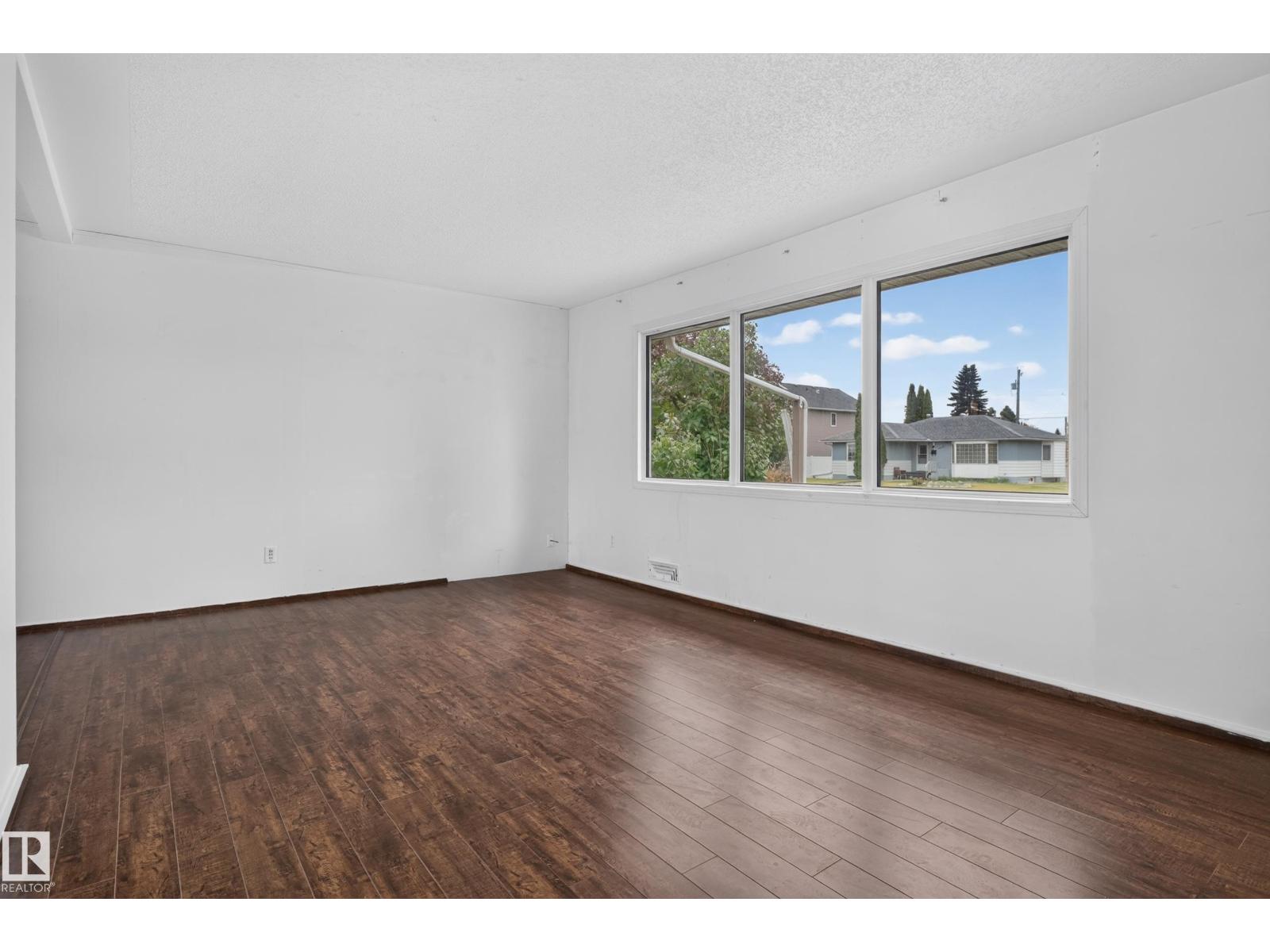 5504 105 AV NW - 18