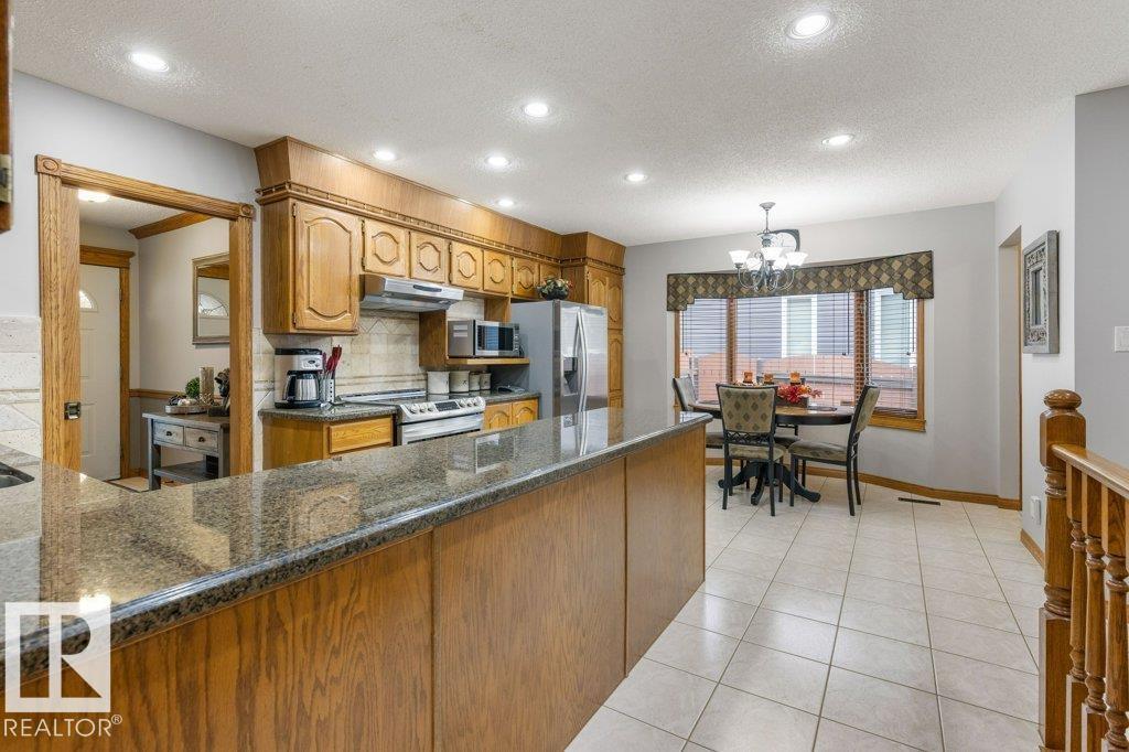 21 Lorne Crescent, Lacombe Park — photo 2 of 30: Property photo