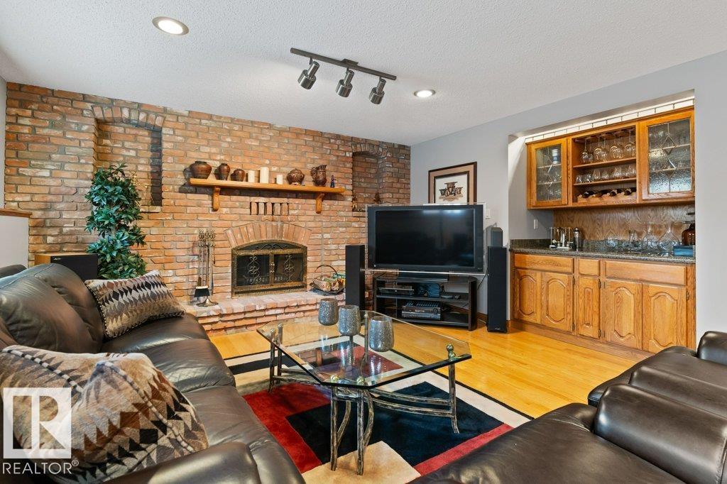 21 Lorne Crescent, Lacombe Park — photo 3 of 30: Property photo