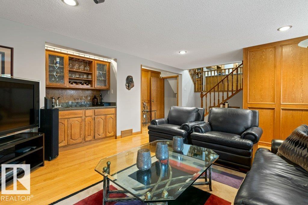 21 Lorne Crescent, Lacombe Park — photo 14 of 30: Property photo
