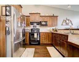 Family room - 202 Silkstone Road W, Lethbridge, AB T1J4C5 Photo 7