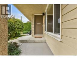3213 Aldridge St, Saanich, BC V8P4L7 Photo 27