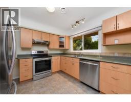 Kitchen - 3213 Aldridge St, Saanich, BC V8P4L7 Photo 9