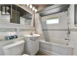 3213 Aldridge St, Saanich, BC V8P4L7 Photo 18