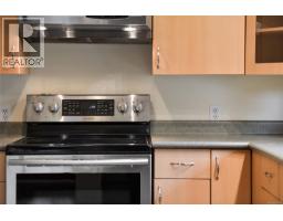 Entrance - 3213 Aldridge St, Saanich, BC V8P4L7 Photo 11