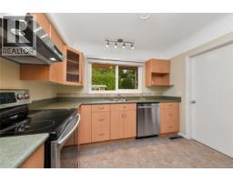 Living room - 3213 Aldridge St, Saanich, BC V8P4L7 Photo 10