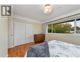 3213 Aldridge St, Saanich, BC V8P4L7 Photo 15
