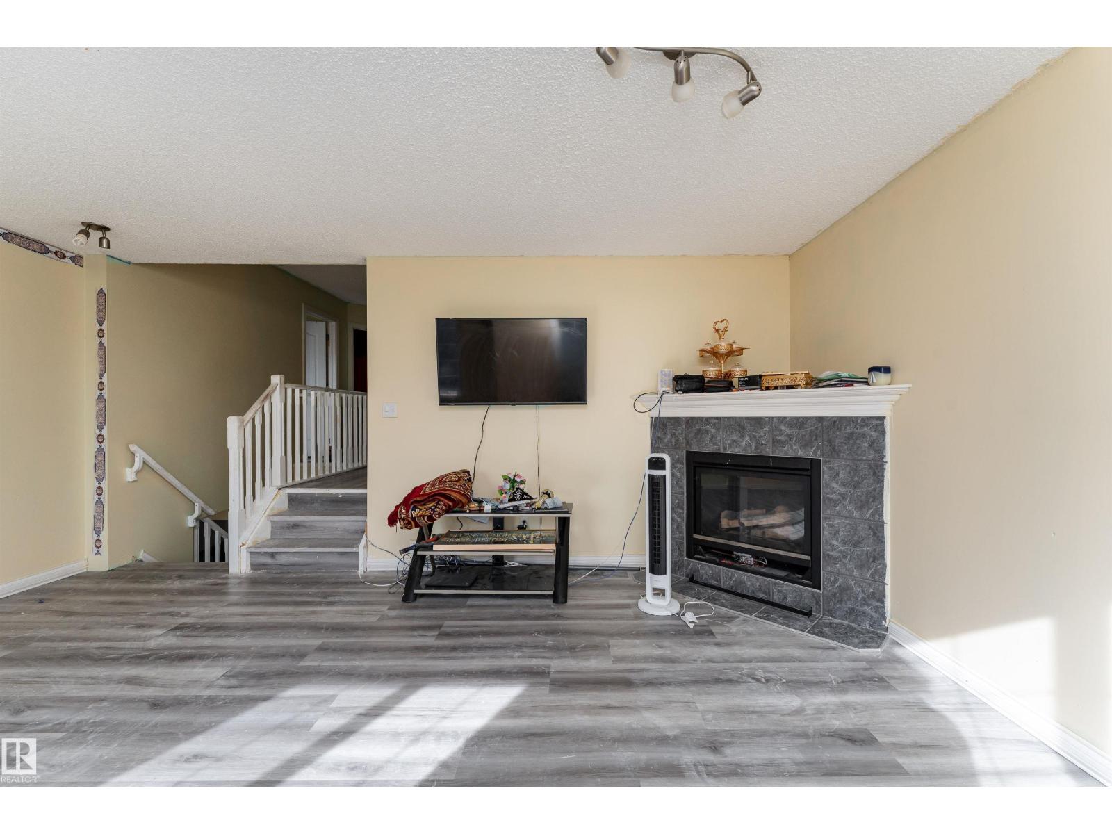 8910 7 AV SW - 12