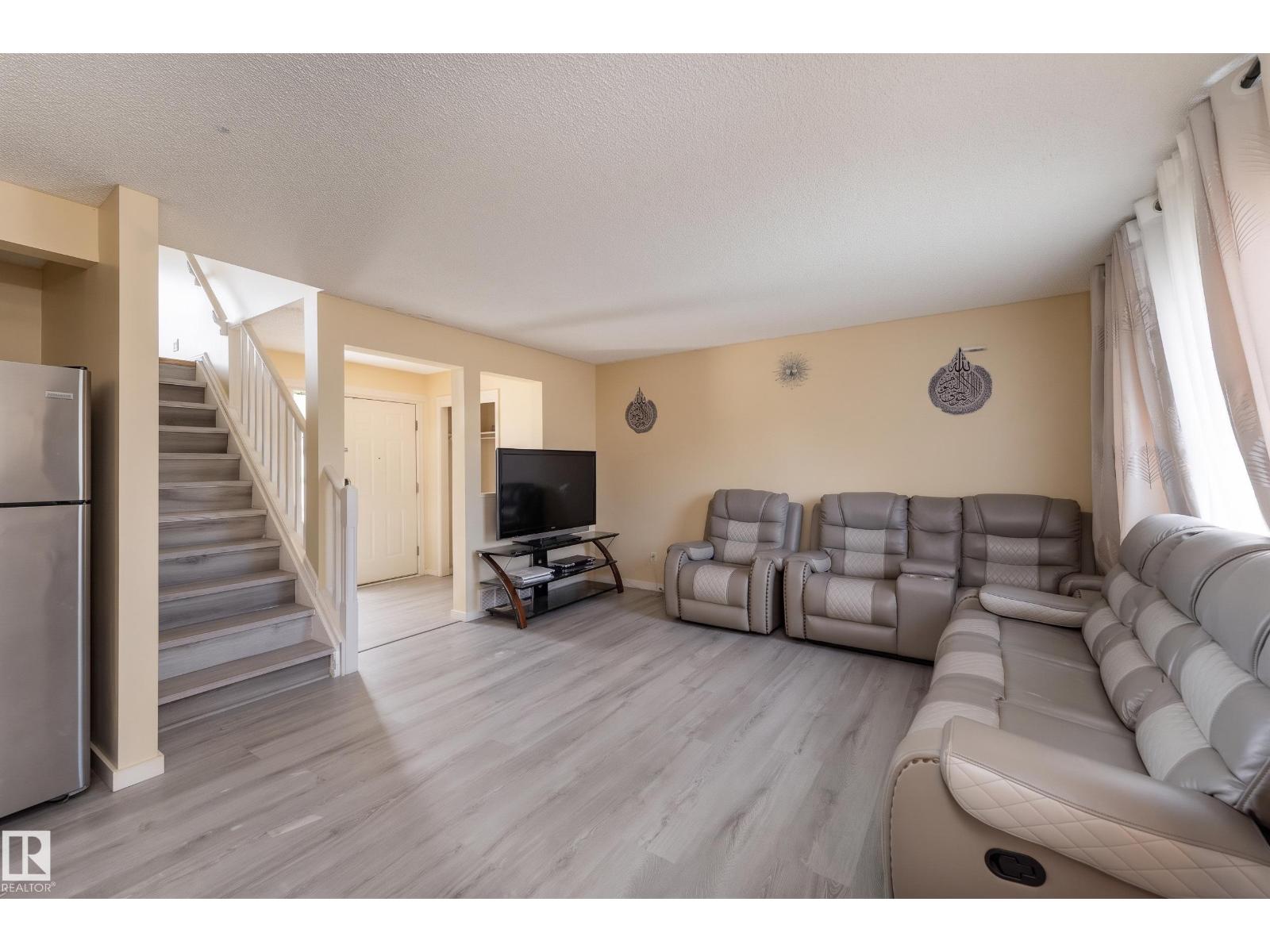 8910 7 AV SW - 29