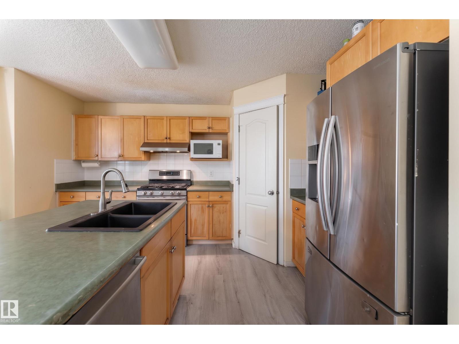 8910 7 AV SW - 30