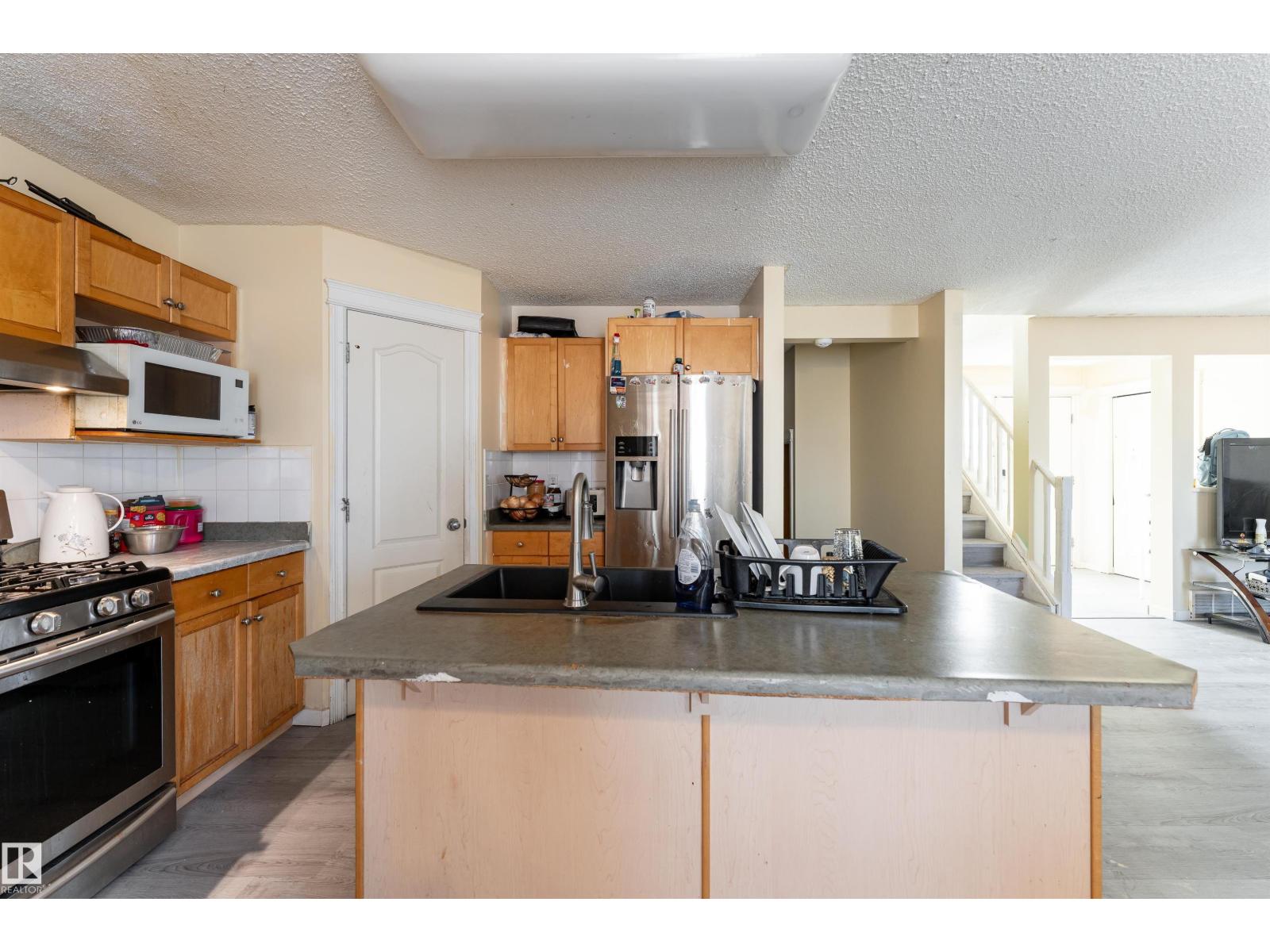 8910 7 AV SW - 9