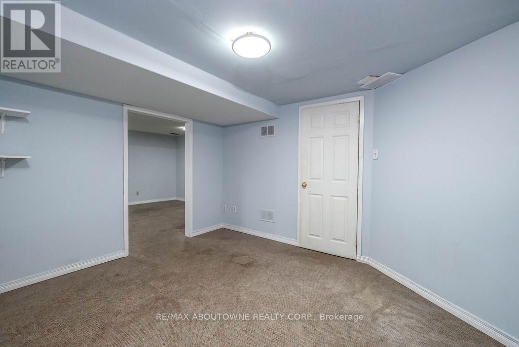 4 GLAMIS COURT - 32