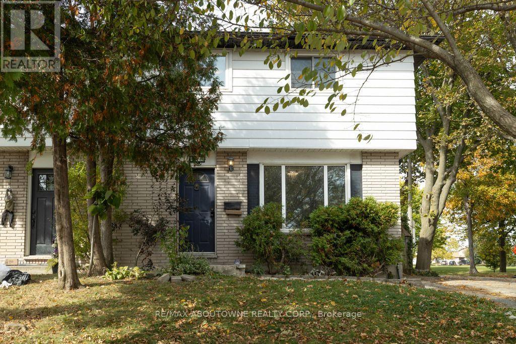 4 GLAMIS COURT - 4