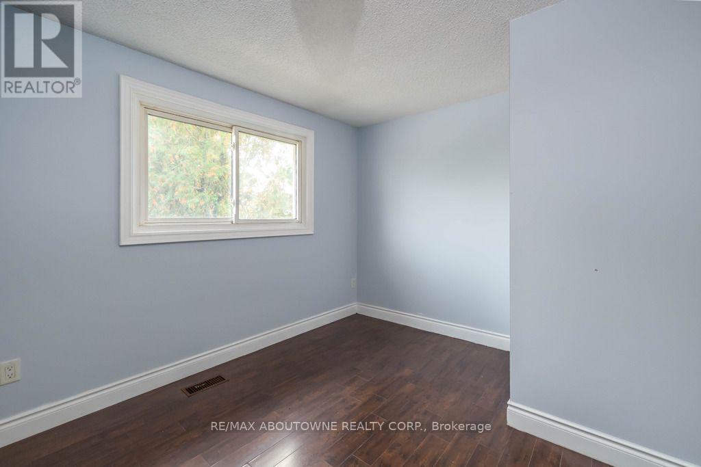 4 GLAMIS COURT - 44