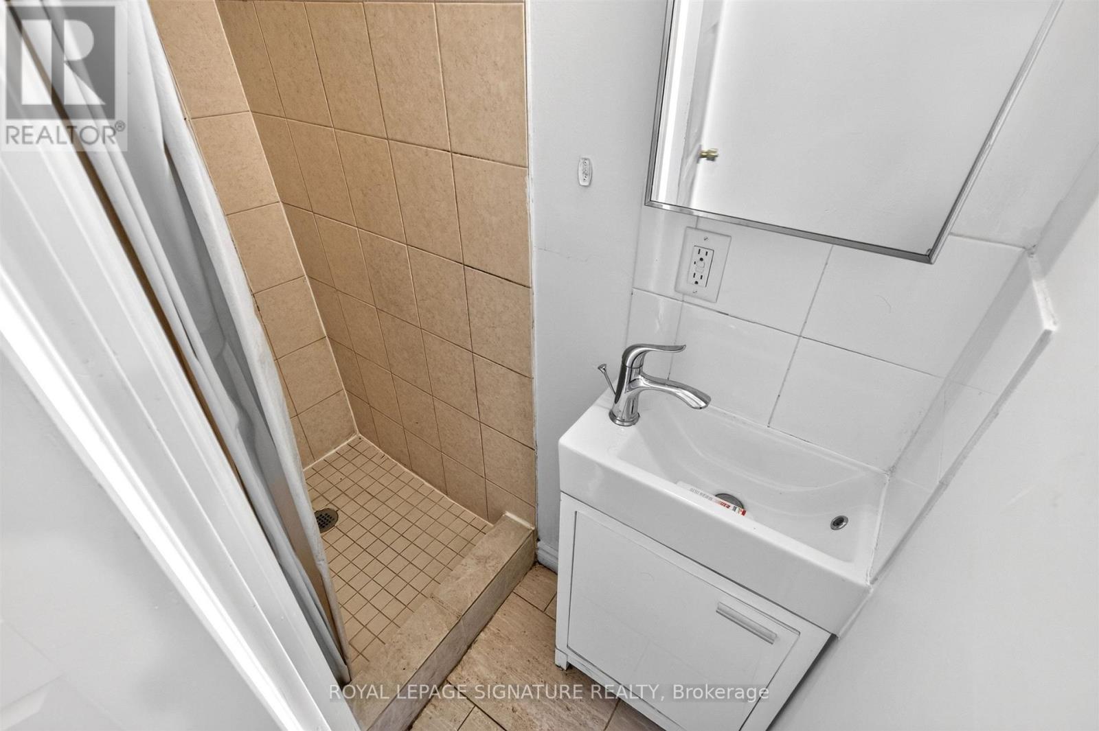 212 Lippincott Street, Toronto, ON photo 25