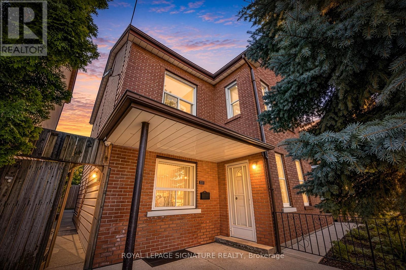 212 Lippincott Street, Toronto, ON photo 3