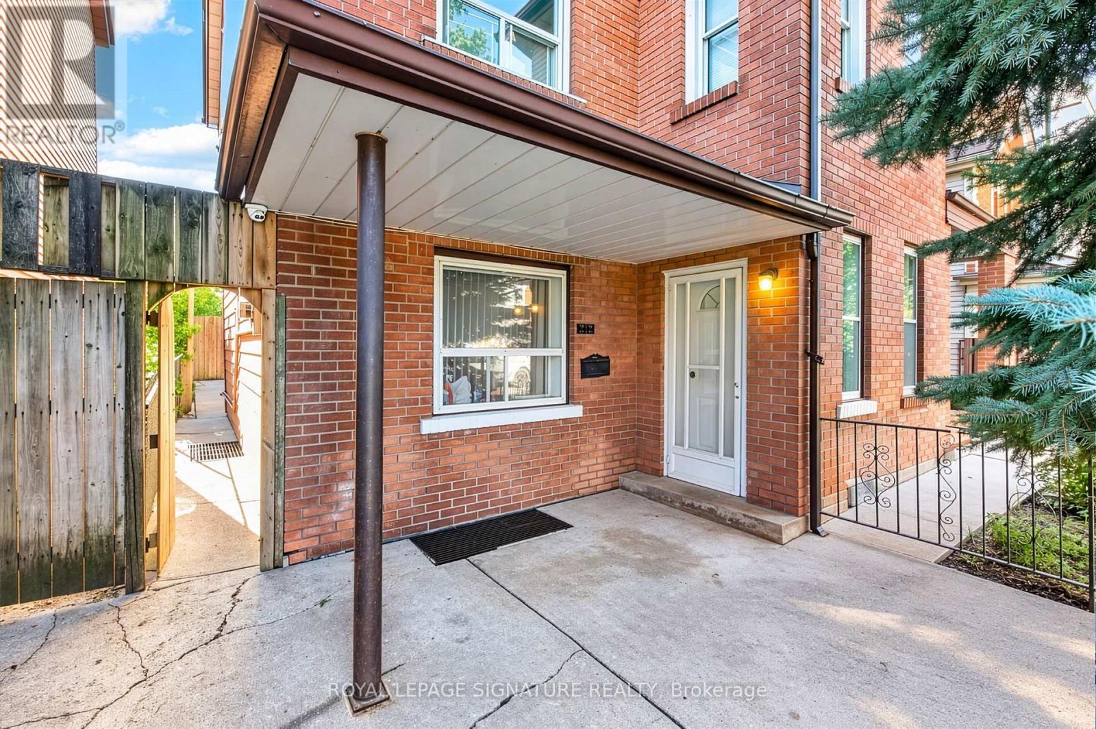 212 Lippincott Street, Toronto, ON photo 4