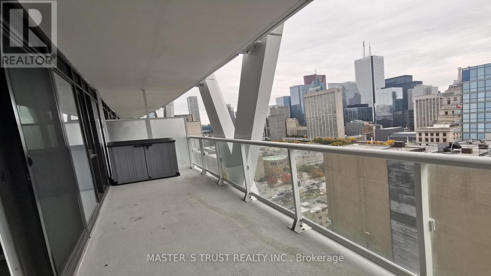 230 Simcoe Street South — photo 13