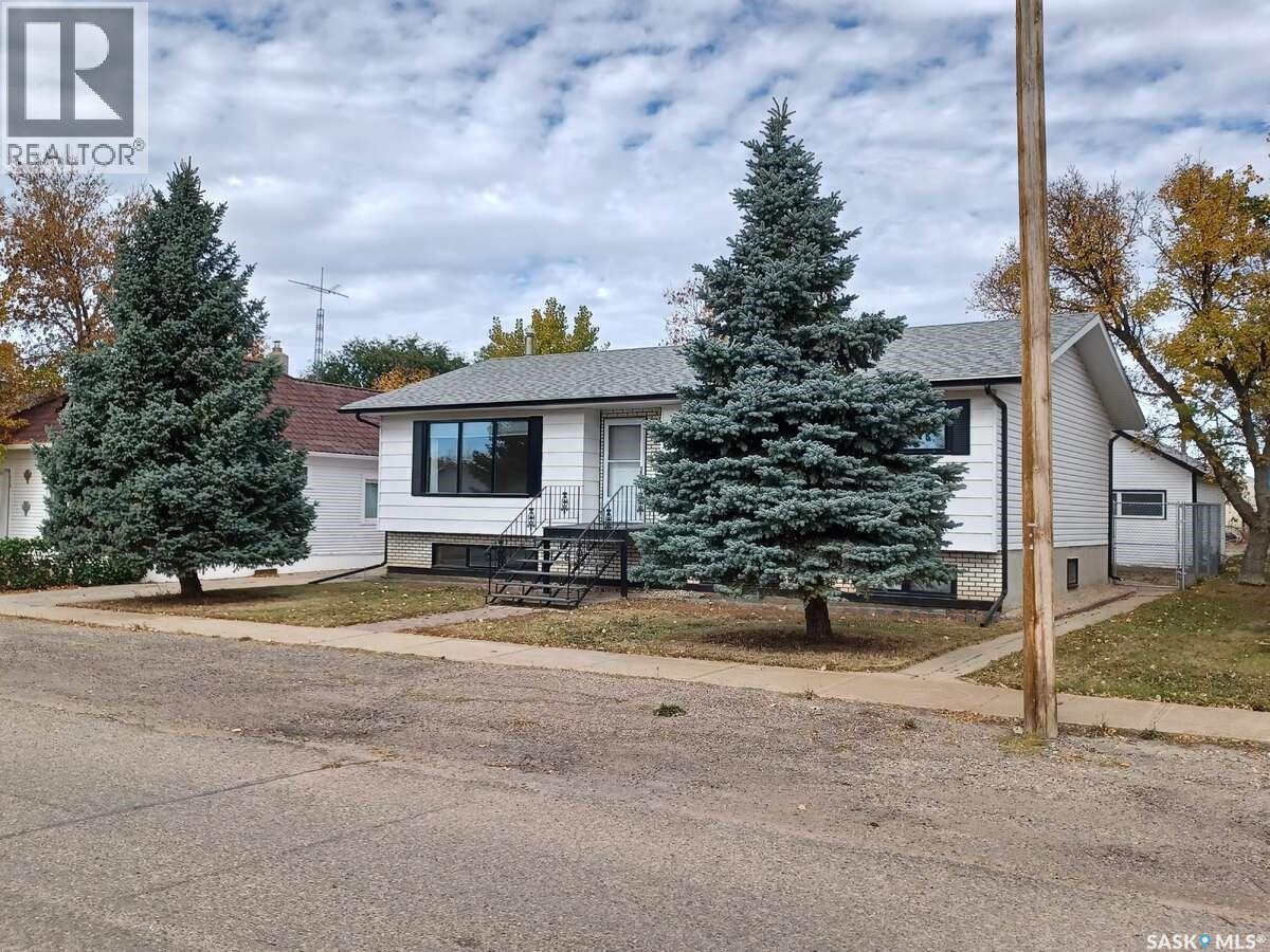 113 5th AVENUE, Gravelbourg — photo 2