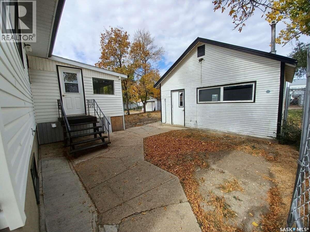 113 5th AVENUE, Gravelbourg — photo 4