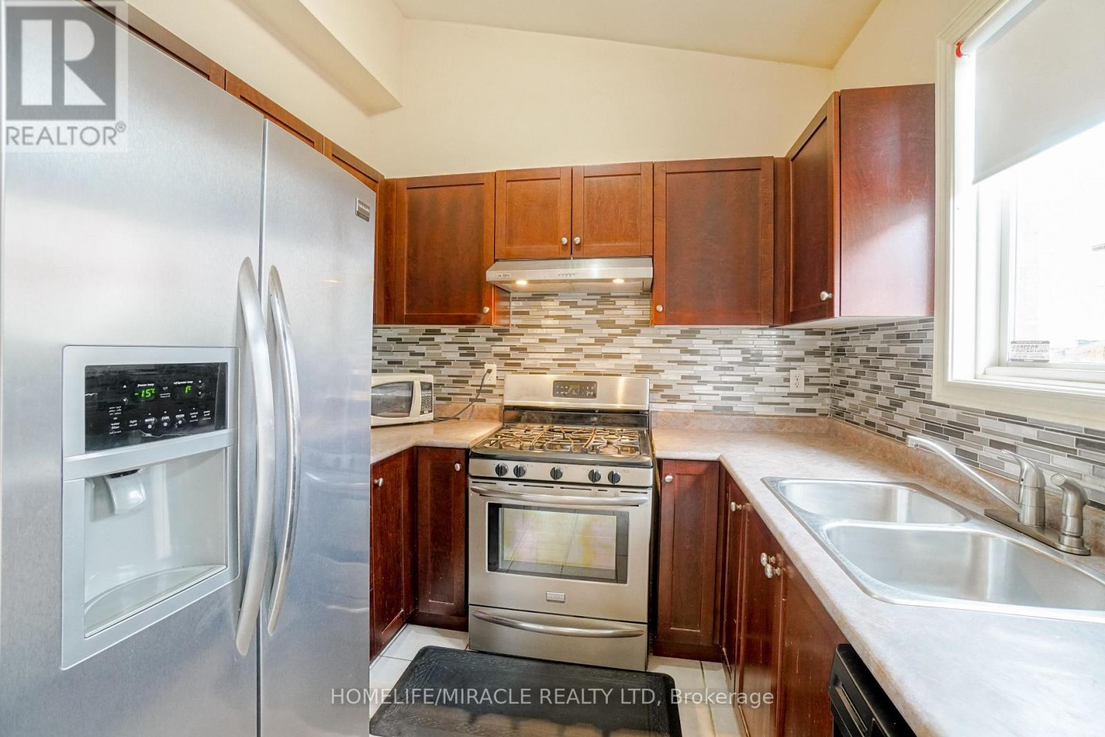 824 Khan Crescent — photo 13
