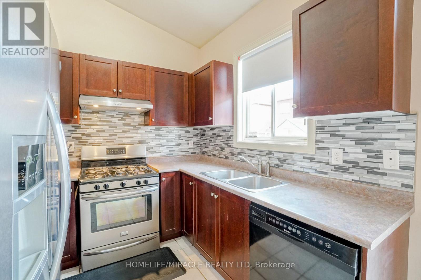 824 Khan Crescent — photo 14
