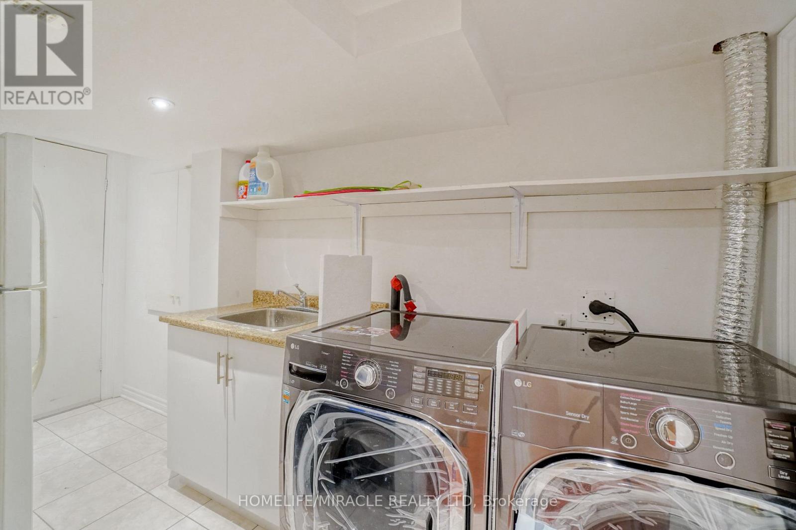 824 Khan Crescent — photo 31