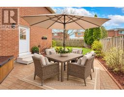 Dining room - 8 Willowcrest Court, Brampton, ON L6X3K9 Photo 7