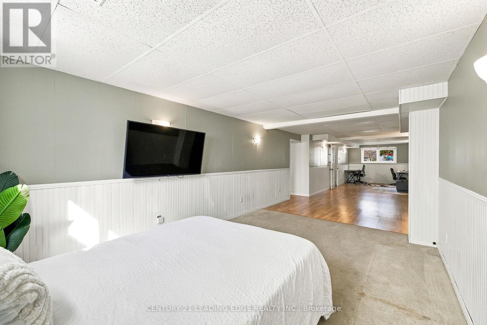 10 FAIRBAIRN COURT - 24