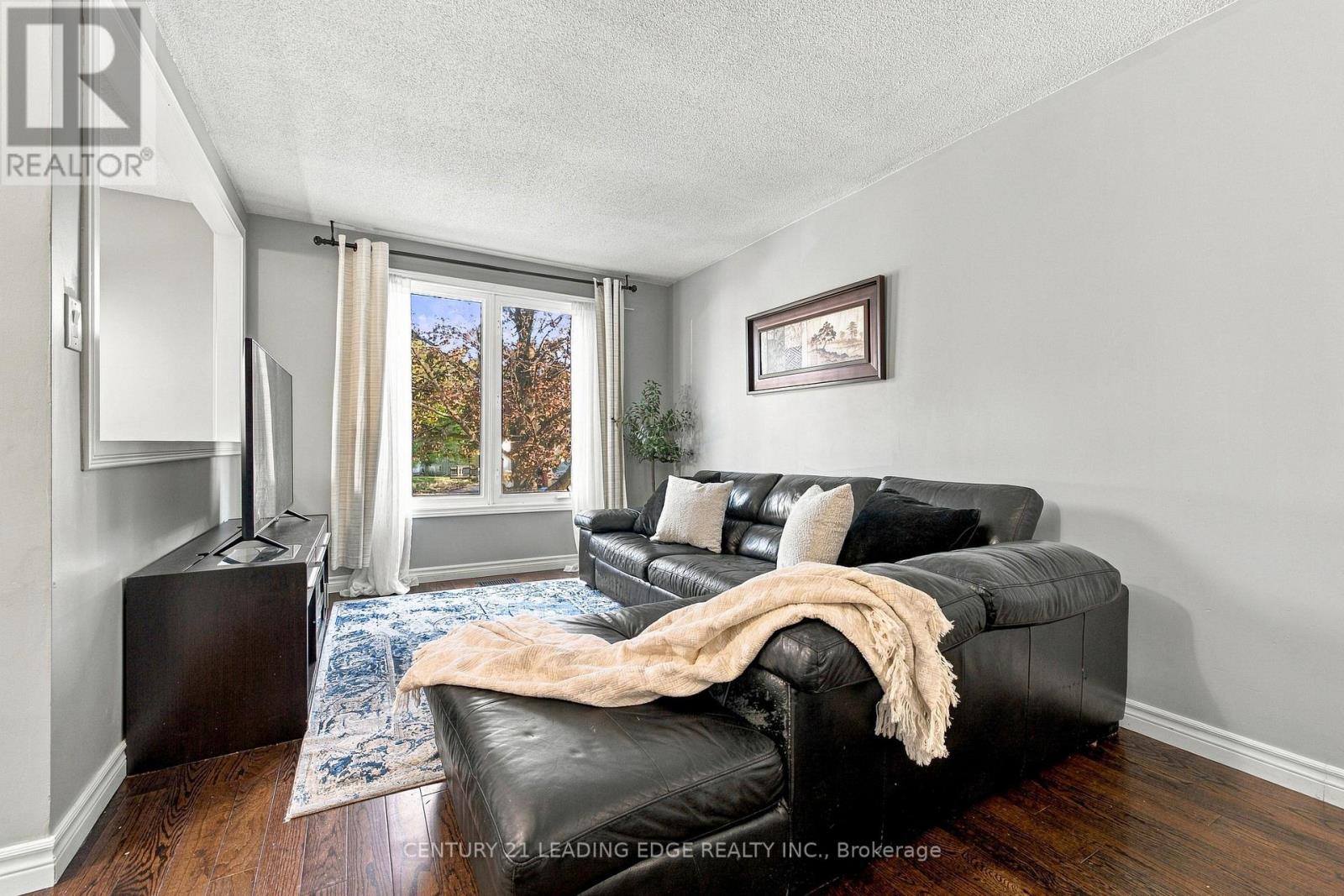 10 FAIRBAIRN COURT - 6