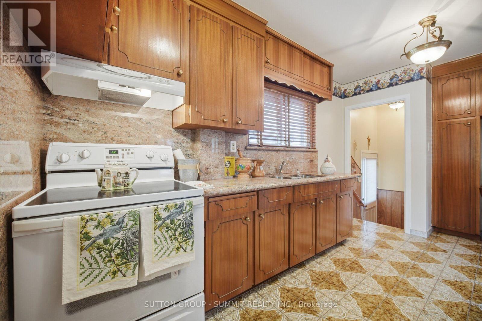 8 Woolton Crescent, Toronto, ON photo 8