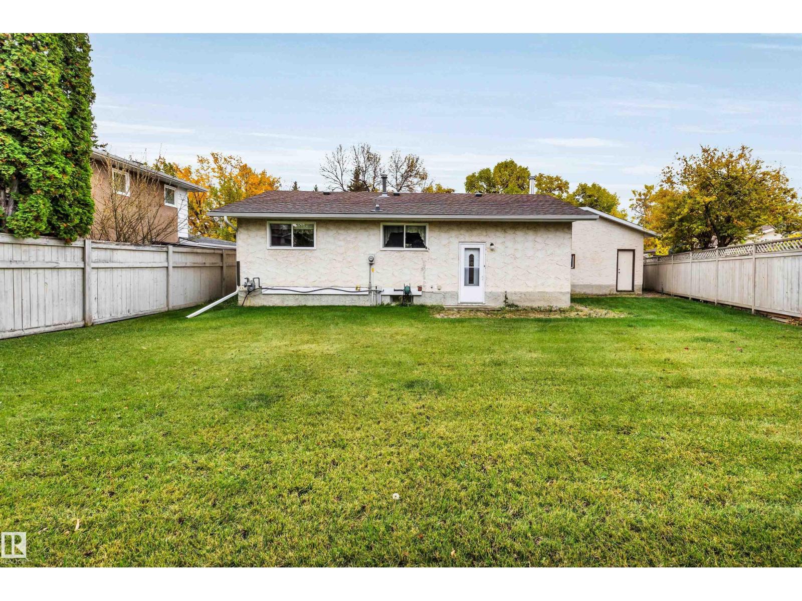 25 Attwood DR - 35