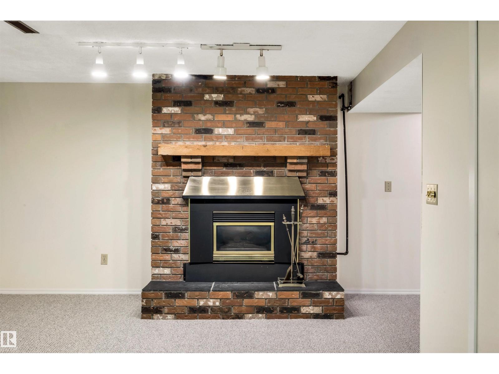 25 Attwood DR - 27