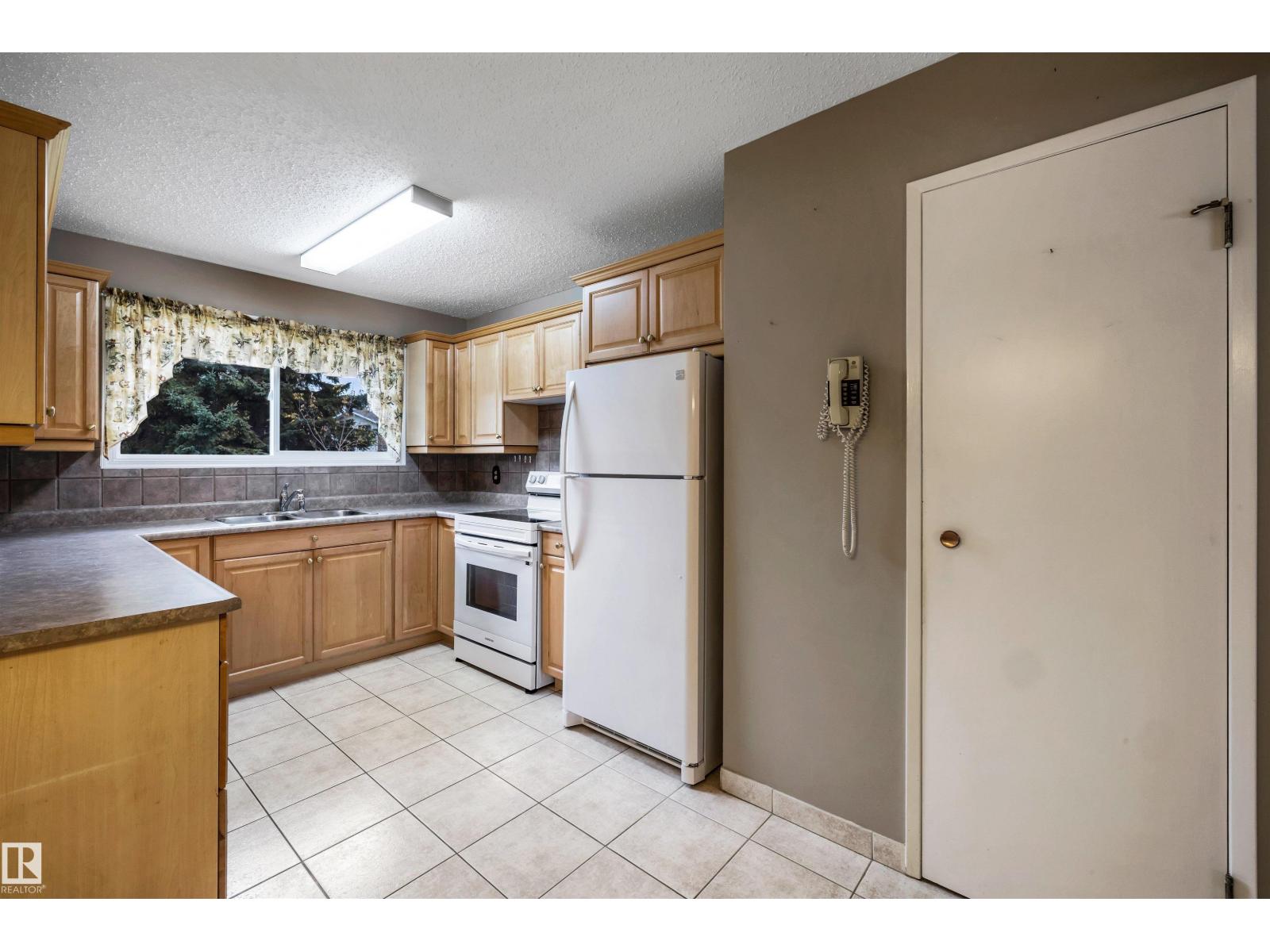 25 Attwood DR - 10