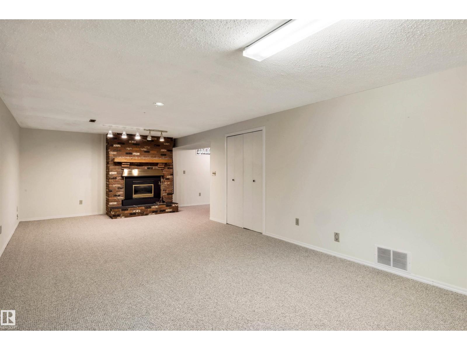 25 Attwood DR - 26