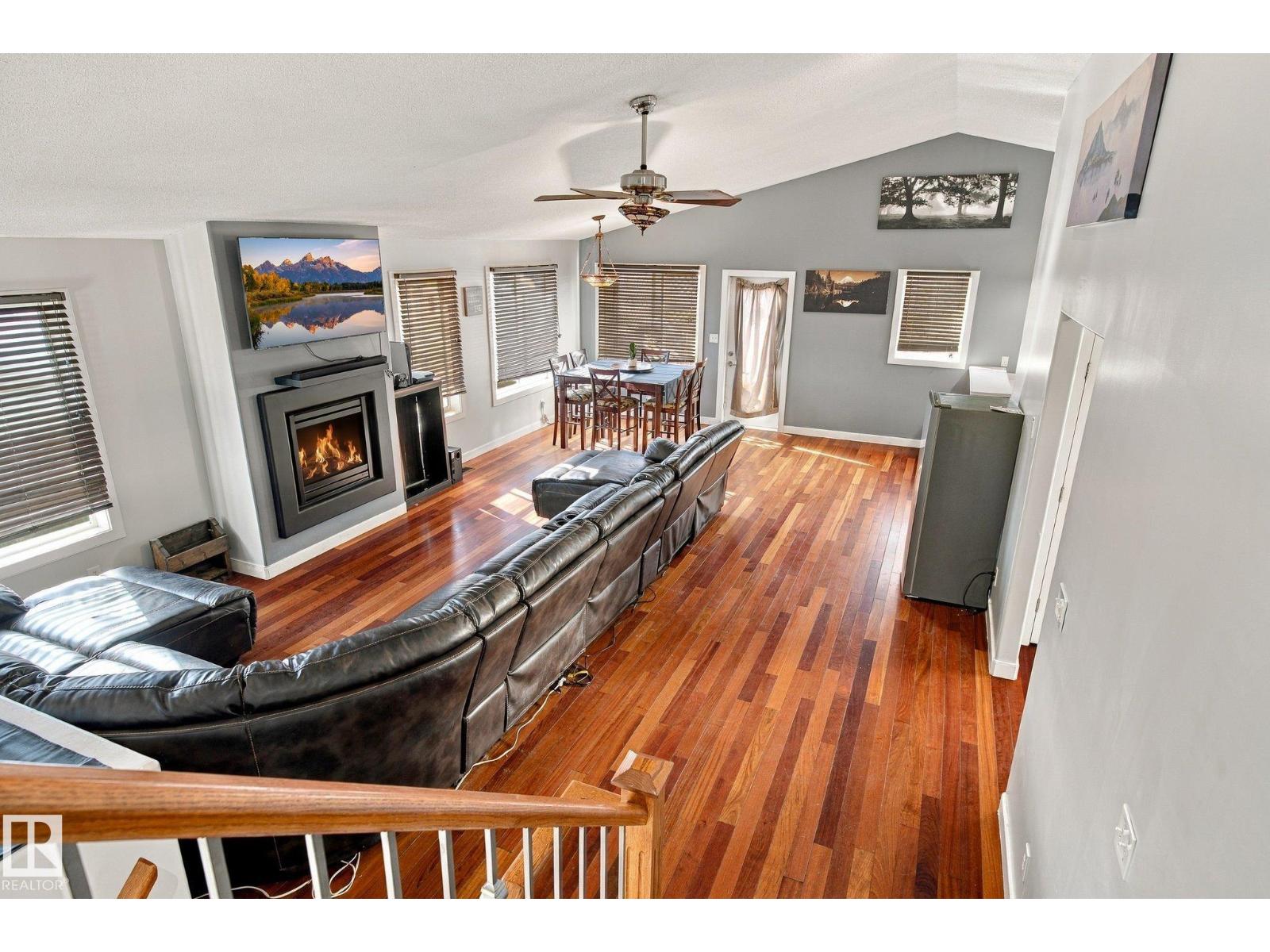 8402 96 ST - 8
