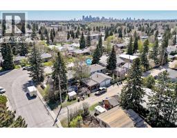 Bedroom - 29 Chisholm Crescent Nw, Calgary, AB T2L0Y9 Photo 10