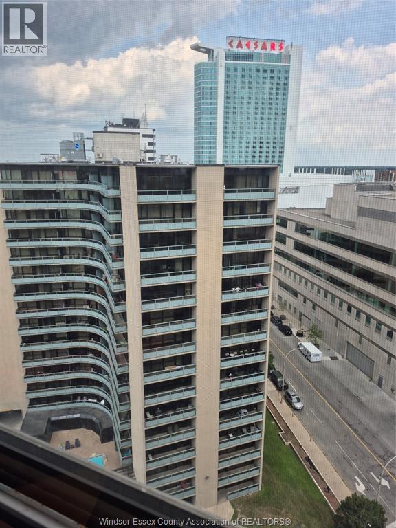 75 Riverside Drive East — photo 17
