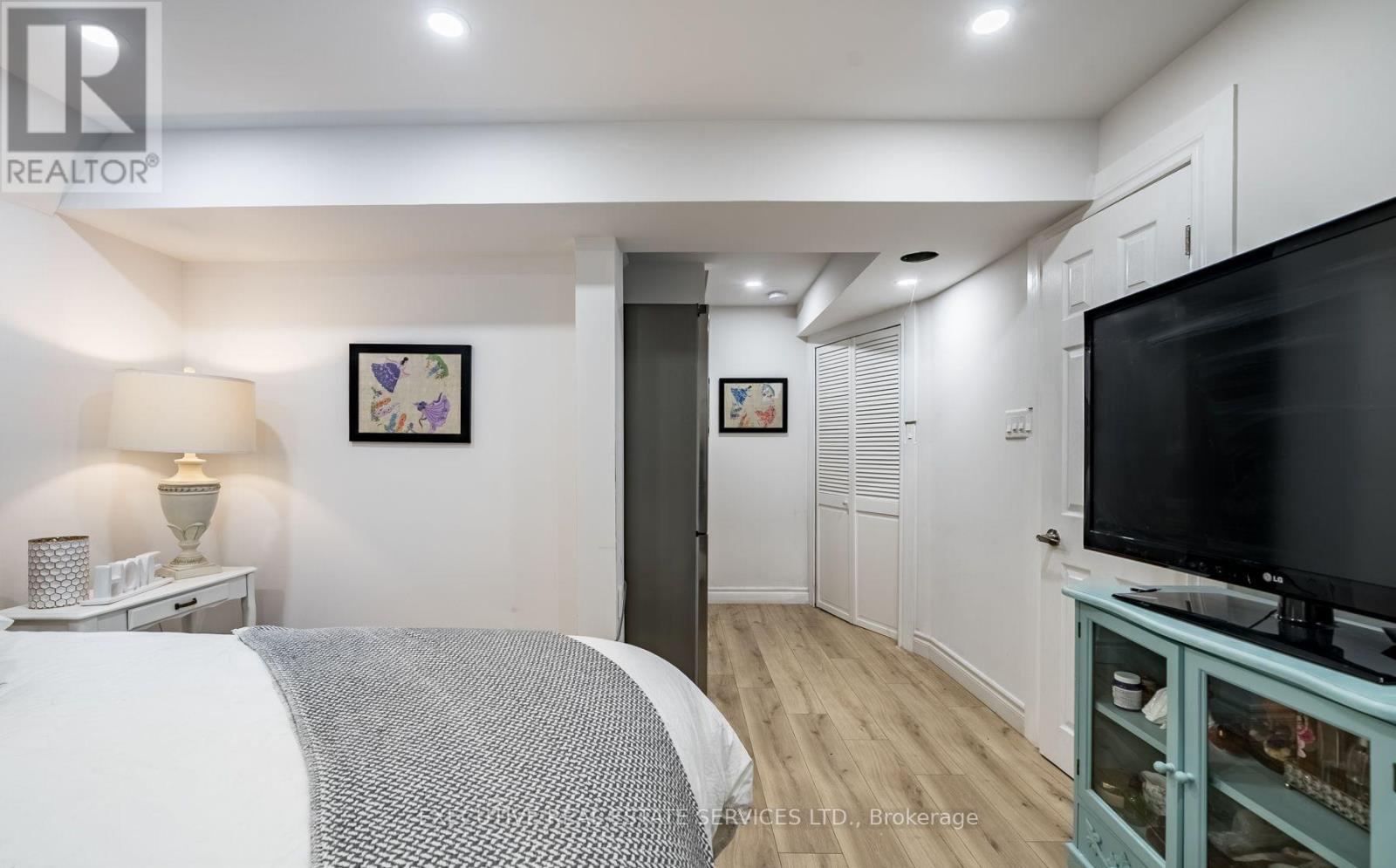 495 ROSSLAND ROAD E - 12